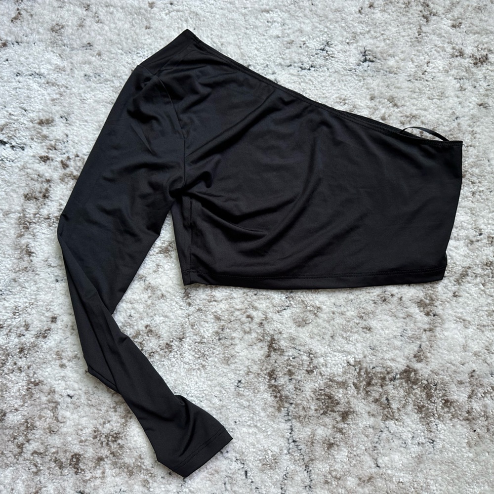 One shoulder black crop
